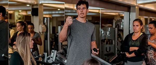 O professor Pedro Menezes explicando as técnicas de Fitness e Saúde.
