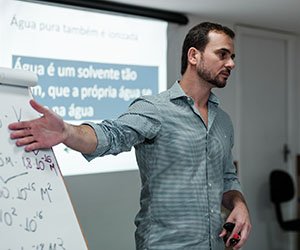O PhD. Guilherme Artioli ministrando a palestra Nutrição em Evidência no IESPE.