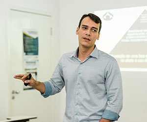O PhD. Bruno Gualano ministrando palestra para os pós-graduandos em Nutrição Clínica e Desportiva no IESPE.