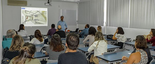 O diretor do IESPE, Walbet Vianna, realizando a abertura do evento.